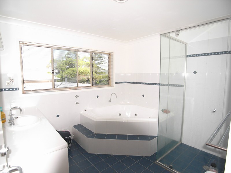 37 Joan St, Forresters Beach NSW 2260