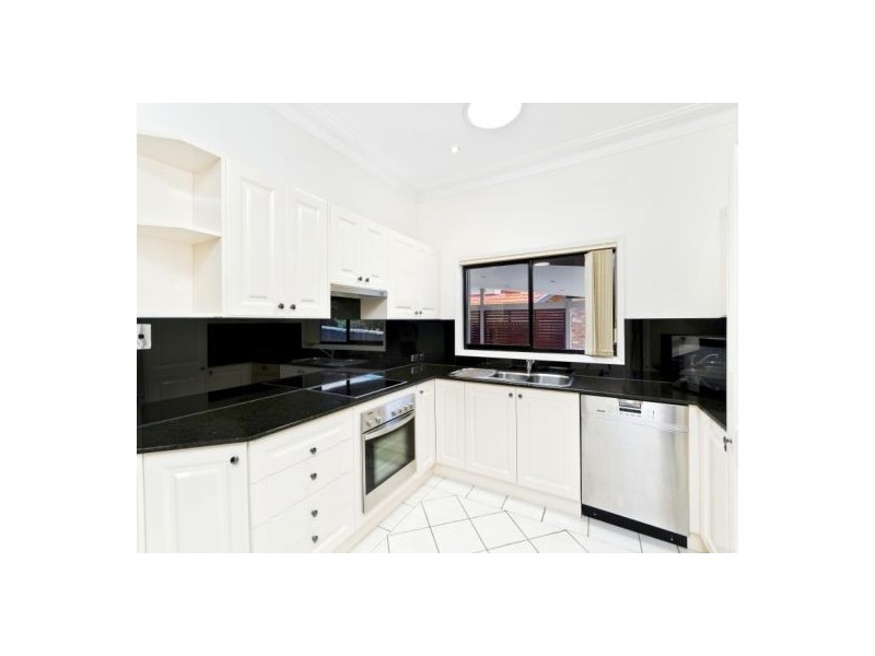 90 Albany St, Point Frederick NSW 2250