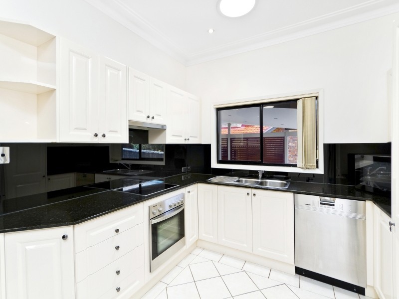 90 Albany Street, Point Frederick NSW 2250