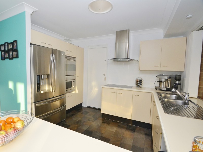 9 Peta Close, Bateau Bay NSW 2261