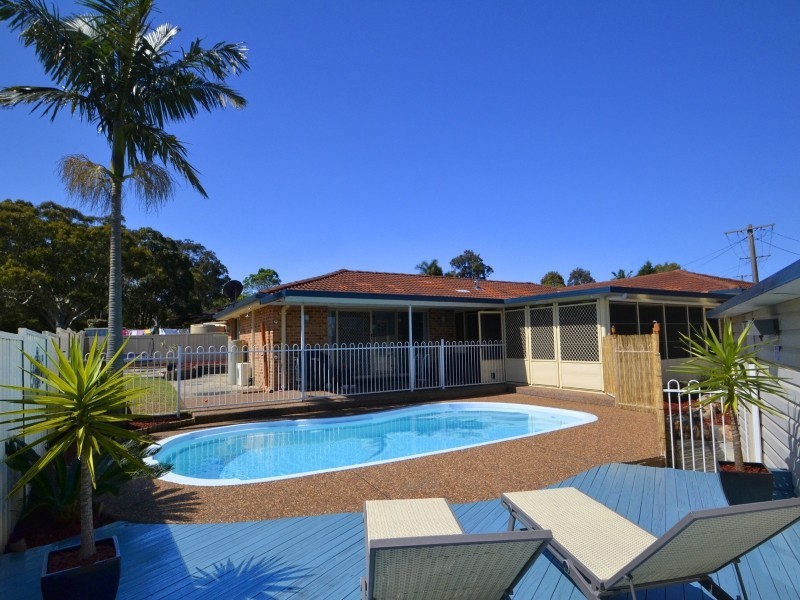 9 Peta Close, Bateau Bay NSW 2261
