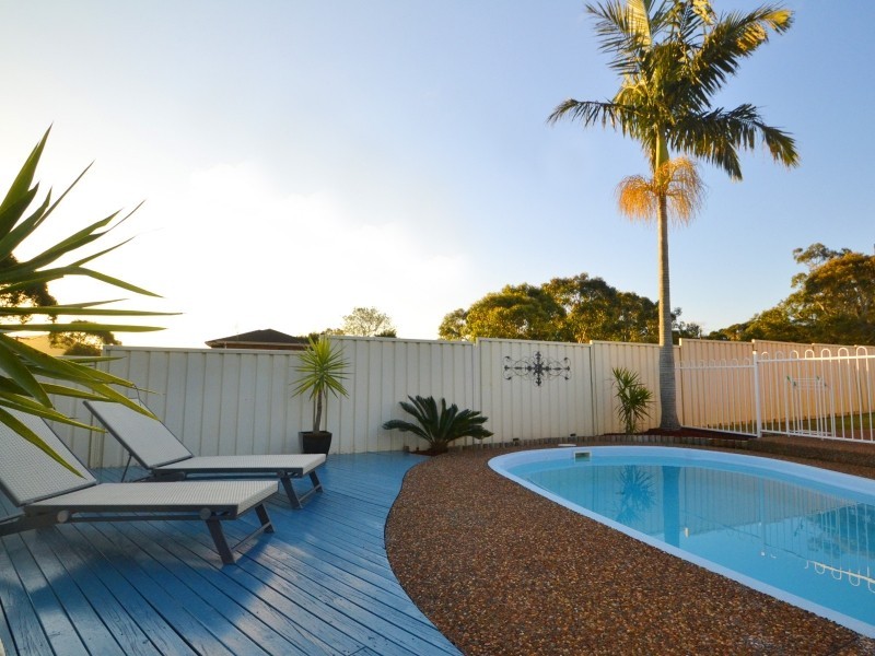 9 Peta Close, Bateau Bay NSW 2261