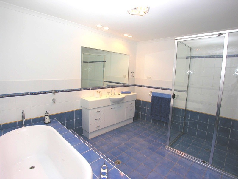 2 Peak Street, Bateau Bay NSW 2261