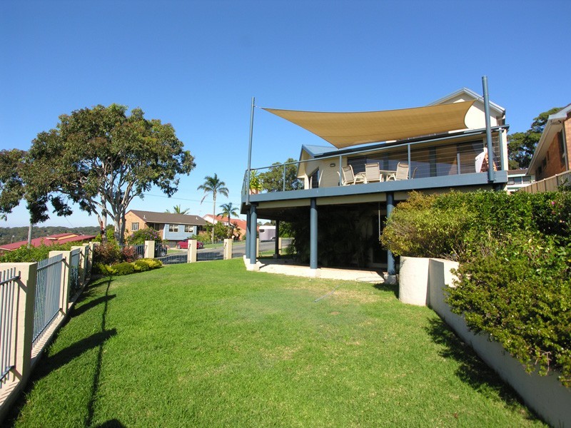 2 Peak Street, Bateau Bay NSW 2261