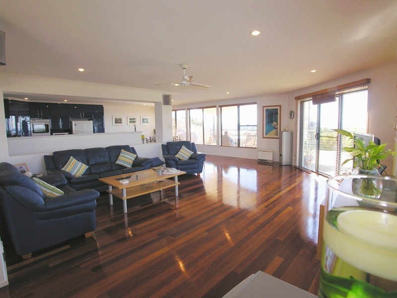 2 Peak Street, Bateau Bay NSW 2261