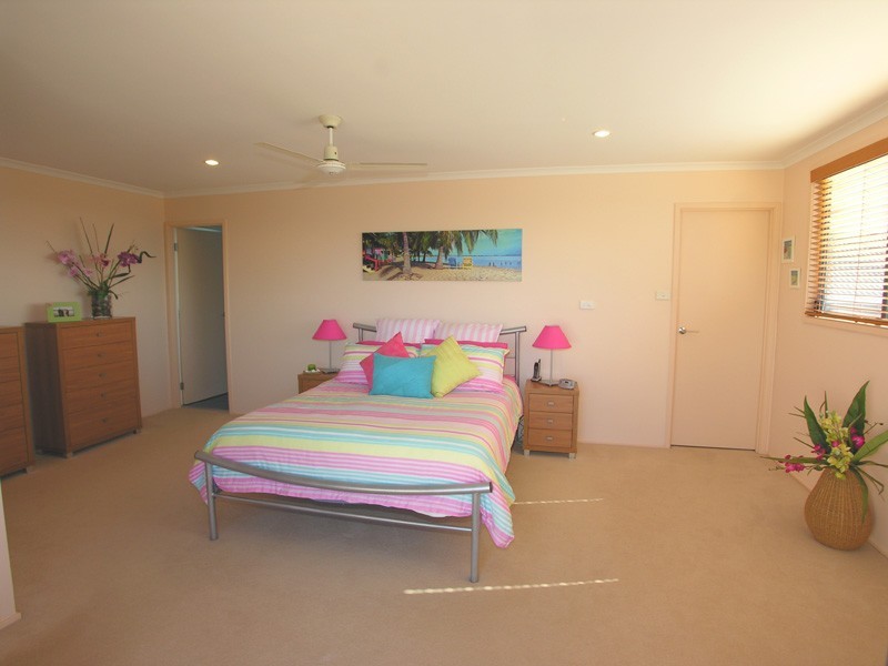 2 Peak Street, Bateau Bay NSW 2261