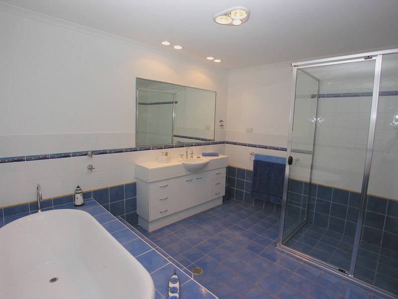 2 Peak Street, Bateau Bay NSW 2261