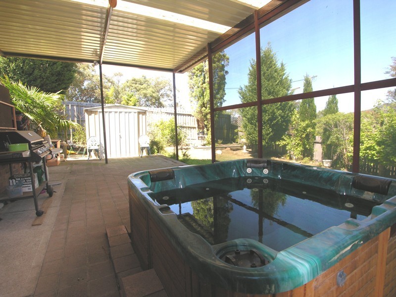 8 Debra Anne Drive, Bateau Bay NSW 2261