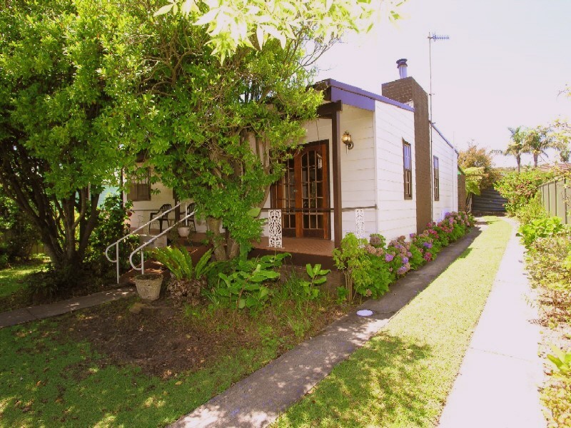 35 Poplars Avenue, Bateau Bay NSW 2261