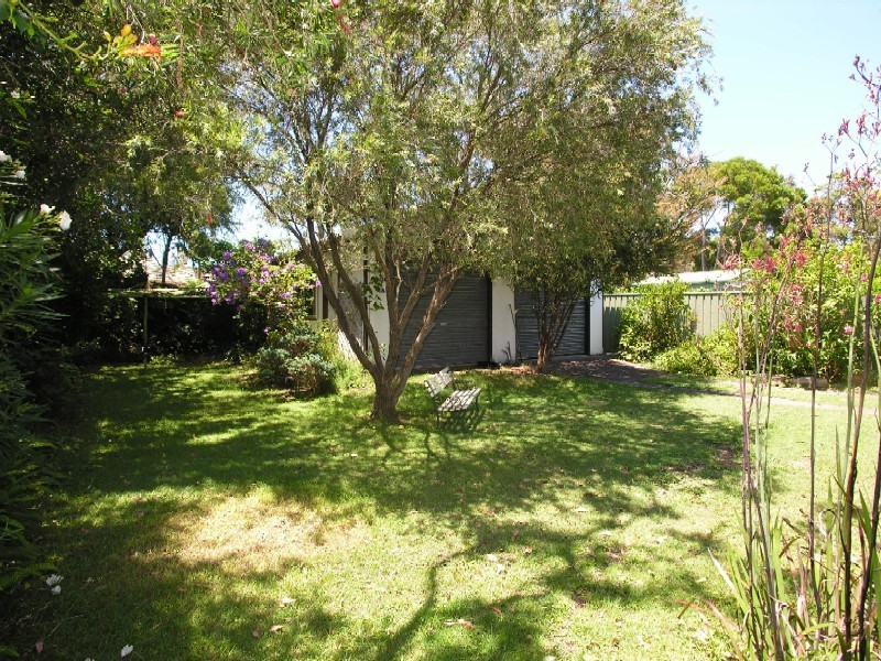 35 Poplars Avenue, Bateau Bay NSW 2261