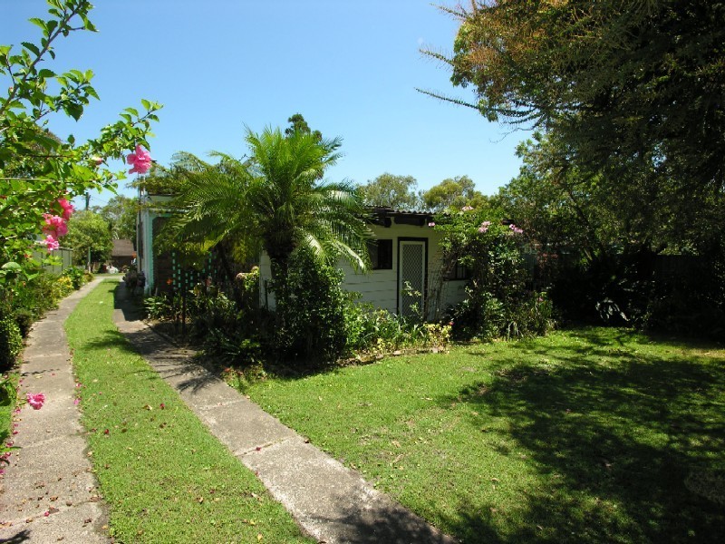 35 Poplars Avenue, Bateau Bay NSW 2261