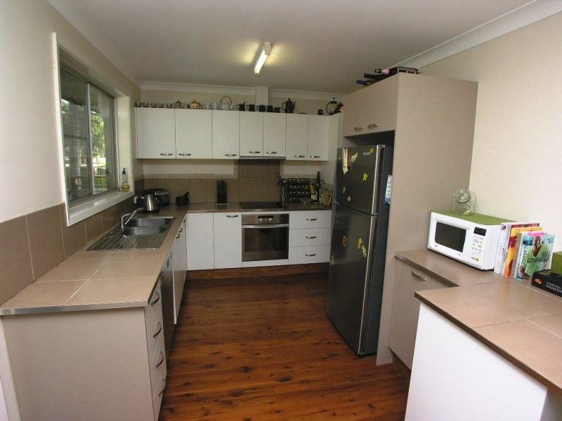 42 Albatross Road, Berkeley Vale NSW 2261