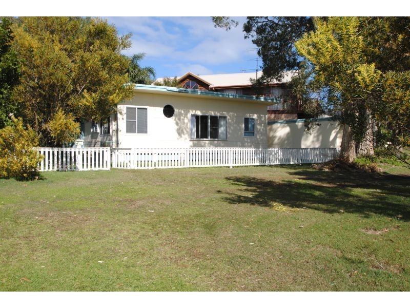 4 Henderson Street, Norah Head NSW 2263