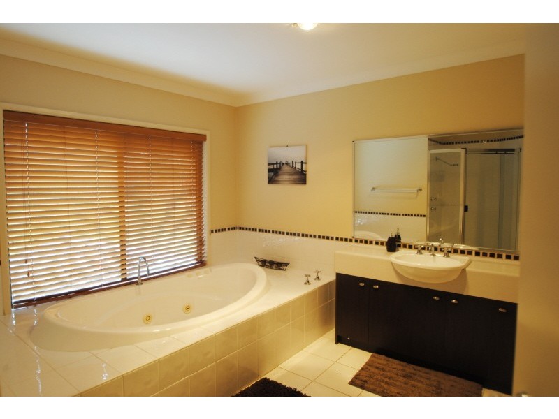 8 Kerrylouise Avenue, Noraville NSW 2263