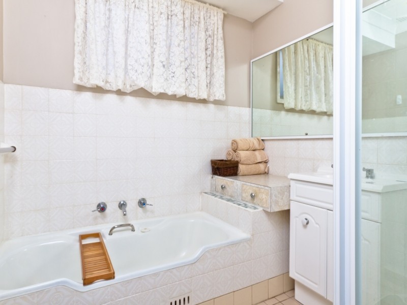 27 Kathleen White Crescent, Killarney Vale NSW 2261