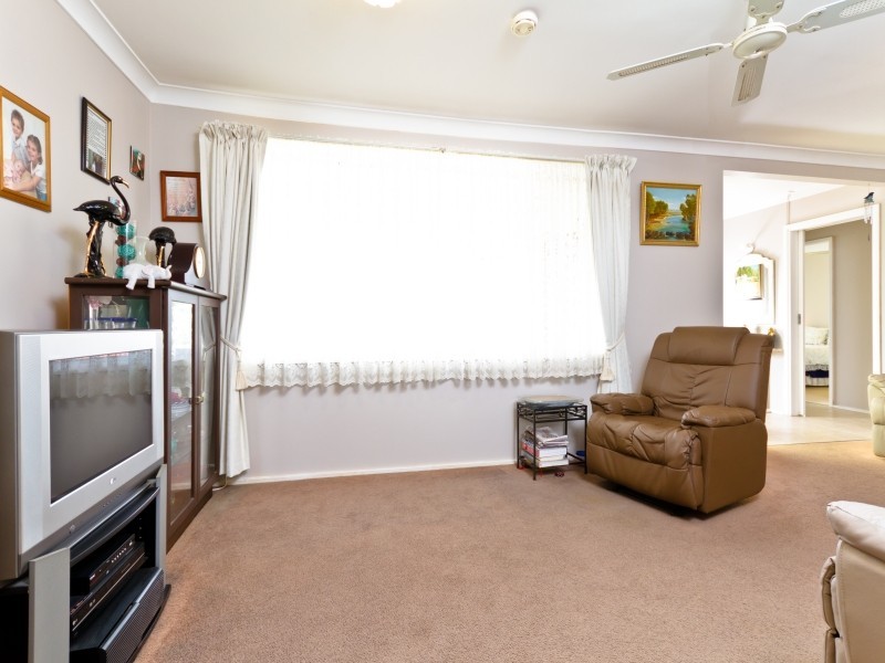 27 Kathleen White Crescent, Killarney Vale NSW 2261