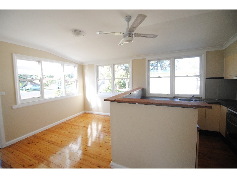 10 Victoria Ave, Toukley NSW 2263