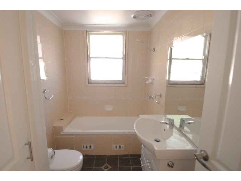 10 Victoria Ave, Toukley NSW 2263