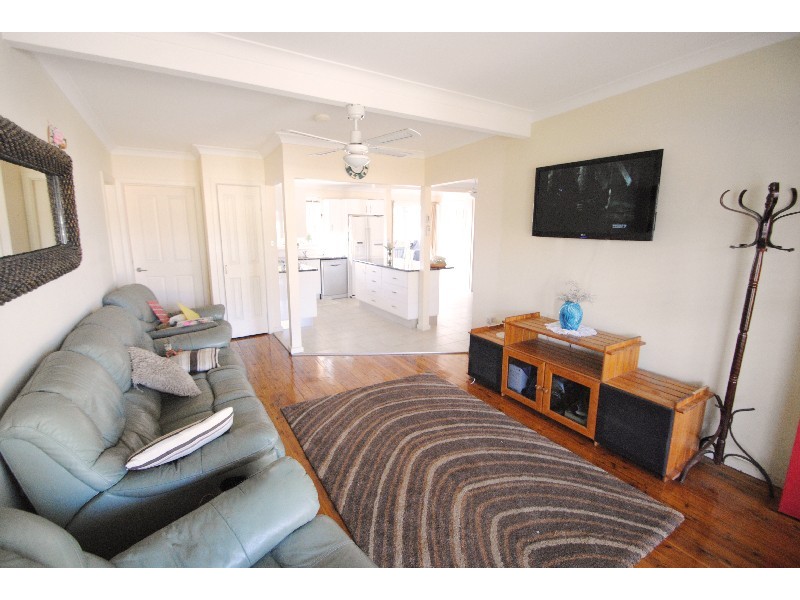 4 Barnard Cr, Toukley NSW 2263