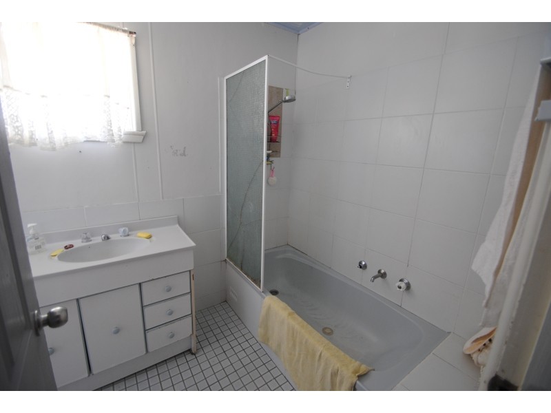 8 Gleddon Avenue, Gorokan NSW 2263