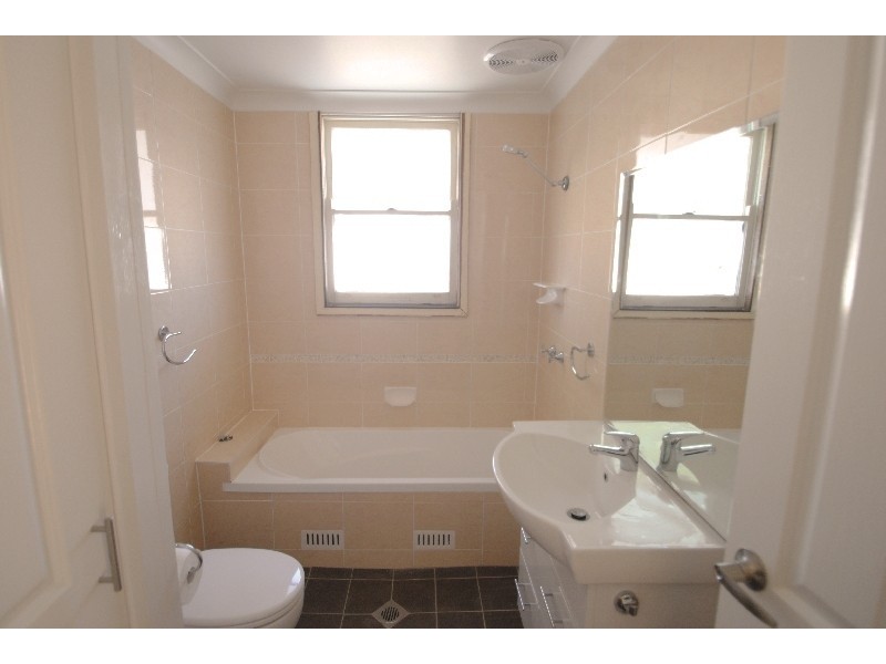 10 Victoria Ave, Toukley NSW 2263