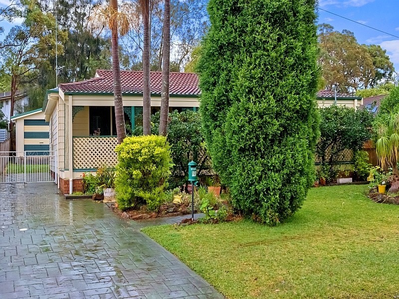11  Warrina Avenue, Summerland Point NSW 2259