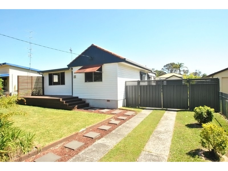 18 Laguna Pde, Berkeley Vale NSW 2261