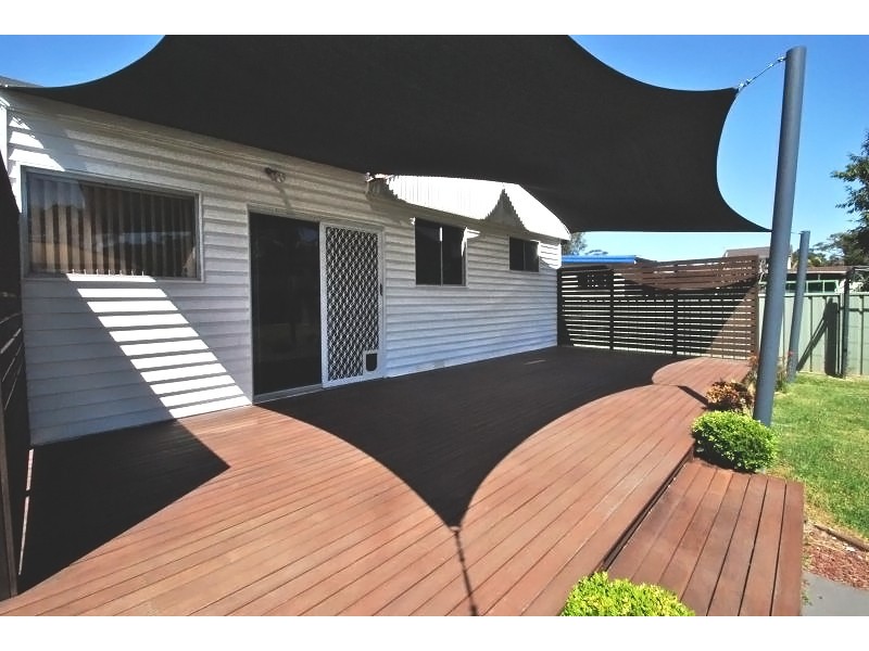 18 Laguna Pde, Berkeley Vale NSW 2261