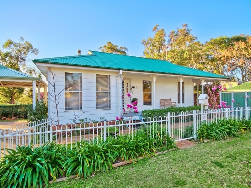 17 Tosca Drive, Gorokan NSW 2263