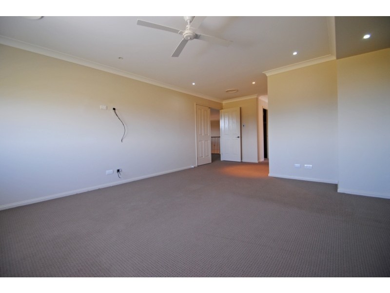 8 Farrier Cr, Hamlyn Terrace NSW 2259