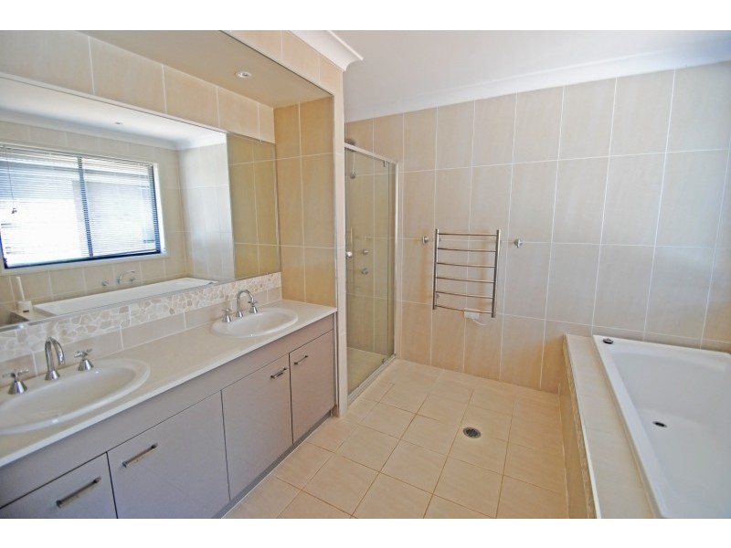 8 Farrier Cr, Hamlyn Terrace NSW 2259