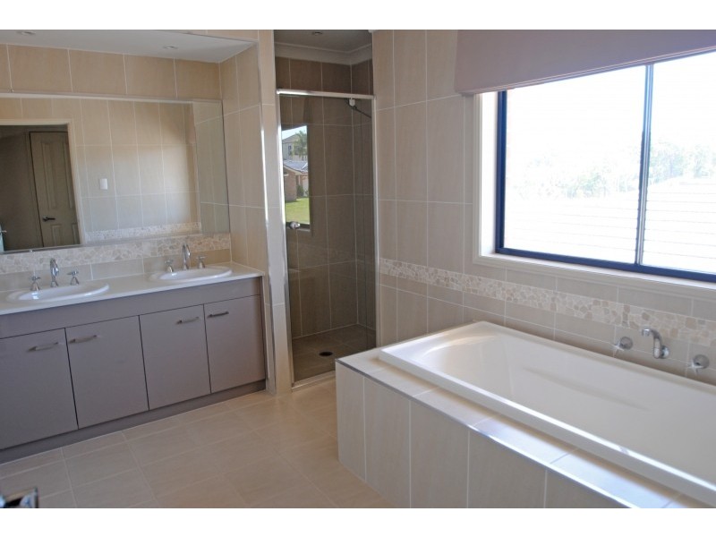 8 Farrier Cr, Hamlyn Terrace NSW 2259