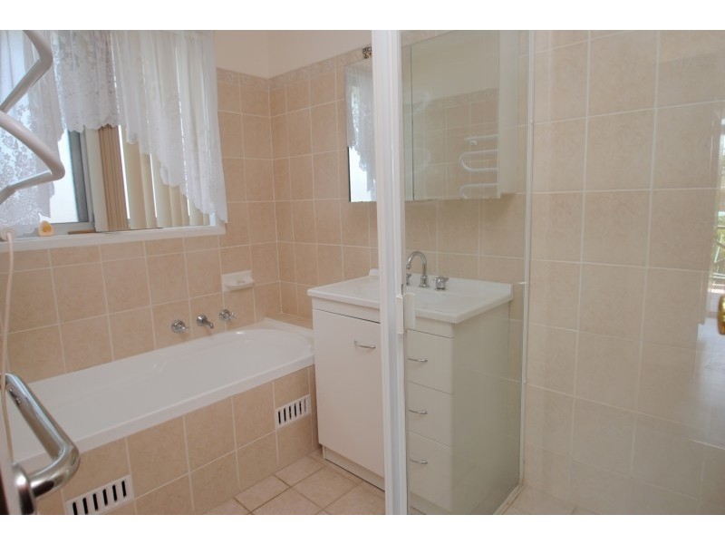 1 Esther Close, Gorokan NSW 2263